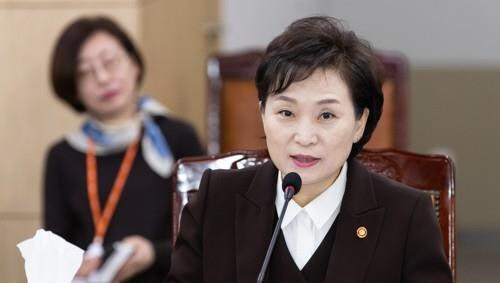 김현미 국토교통부 장관이 지난달 31일 자진 사퇴한 최정호 국토부 장관 후보자로 어수선한 국토부 조직 재정비에 나섰다.<연합뉴스>